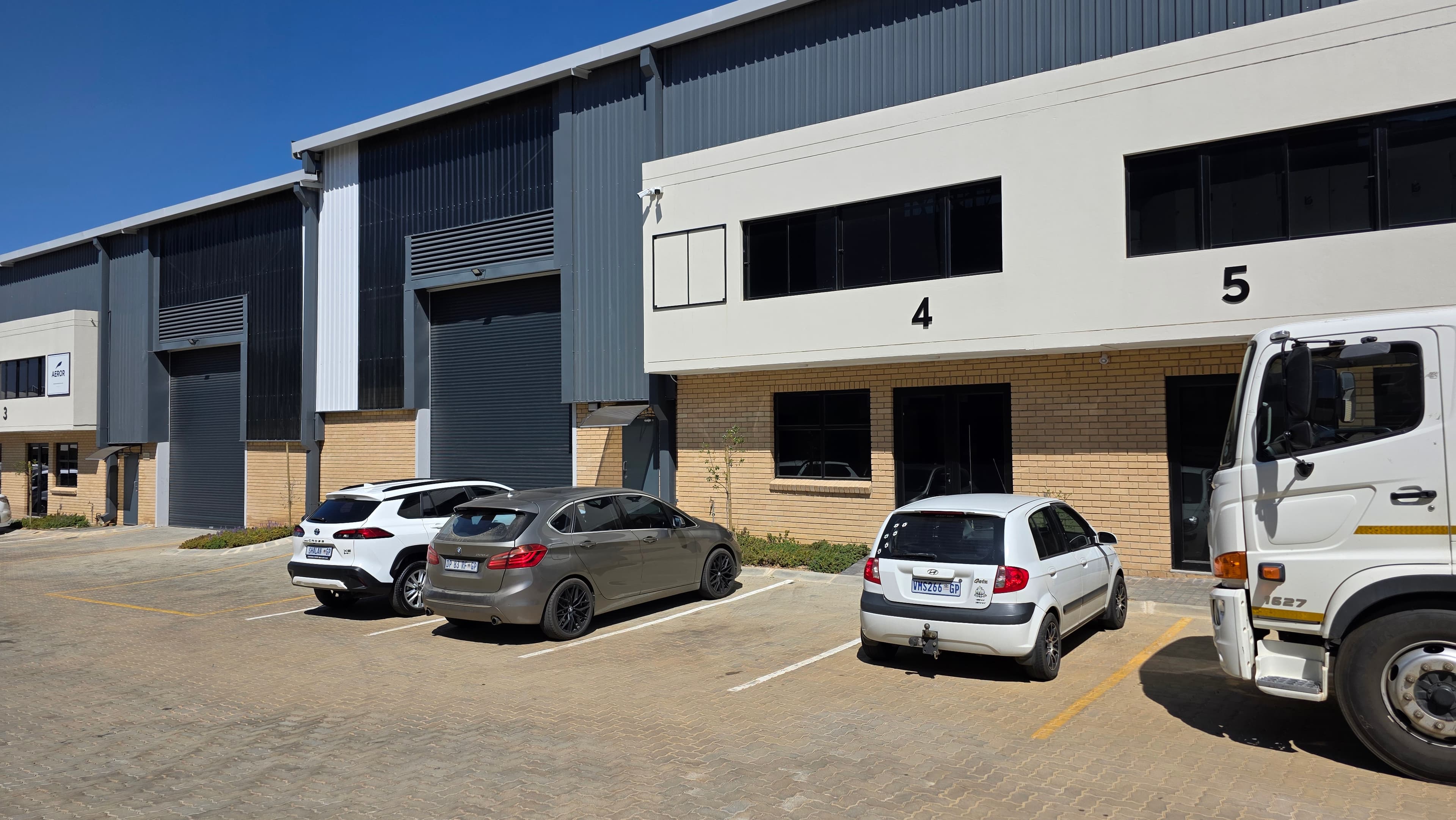 Industrial unit to let at Silverview Business Park in Samrand